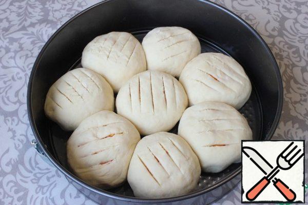 I make notches on the top of the balls with a sharp knife. I smear the cake with sweet water.