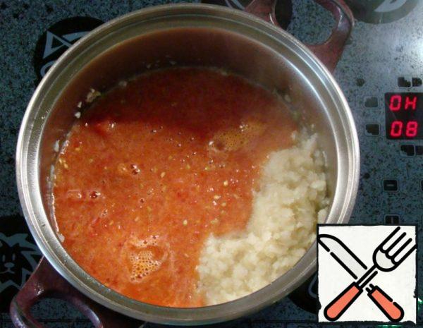 Then pour the tomato into the onion, passed through a meat grinder or crushed in a blender. Stir, bring to a boil and simmer for 15-20 minutes.