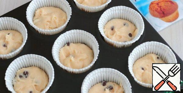 Put the prepared dough in capsules and send the form to the oven preheated to t180-190C for baking. Total number of cupcakes (9 PCs.)