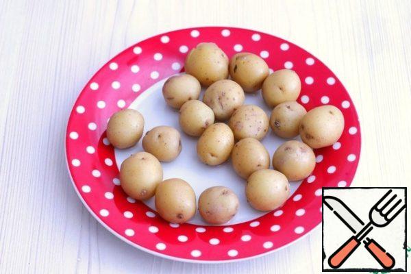 Before you start cooking the dish itself, you need to boil the mini-potatoes in a uniform in salted water. The number of potatoes and their size can be adjusted to your taste. Next, cool the potatoes and remove the skin. In this recipe, I partially peeled the skin. Set the potatoes aside.