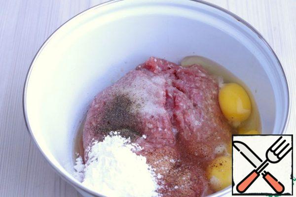 Add the prepared home-made minced meat to the bowl. Minced meat is made from different types of meat (pork+beef+ Turkey) in a ratio of about 50x30x20

Add chicken egg (4 pieces), nutmeg (1 teaspoon), starch (1 tablespoon), salt and ground black pepper to taste. Mix the minced meat thoroughly and beat it off. Minced meat should have a viscous, sticky structure.