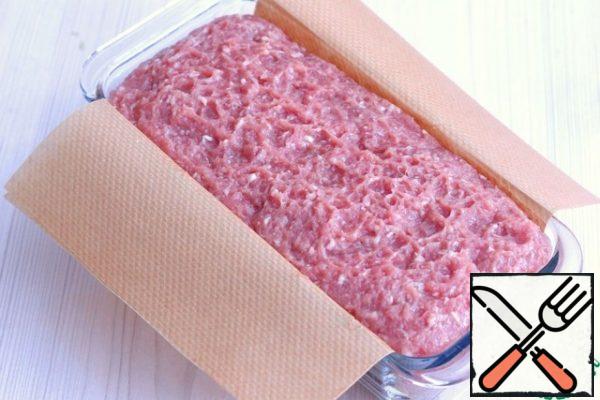 Send the form filled with minced meat and potatoes to the oven preheated to t 180-190 C. Bake the mitlof for about 1 hour. -1 hour. 20 minutes. Then take the form with the finished mitlof out of the oven and sprinkle with grated cheese and send it back to the oven to melt the cheese.