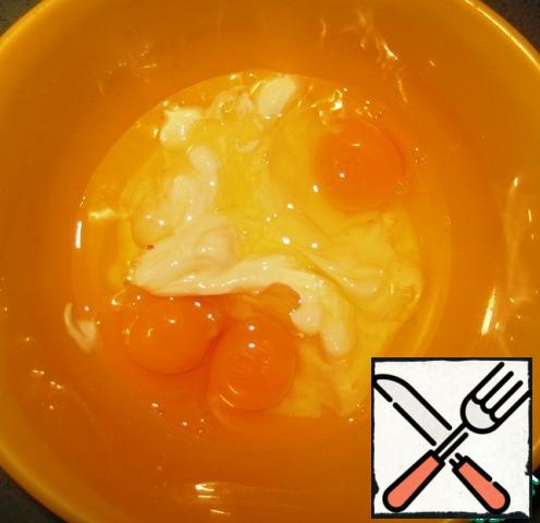 For filling, mix sour cream, eggs, salt/black pepper to taste in a bowl, beat with a whisk until smooth.