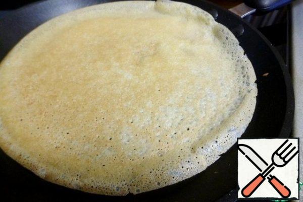 Before cooking pancakes, add a little vegetable oil to the pan. Then the pan does not need to be greased. Fry the pancakes on both sides until Golden brown.