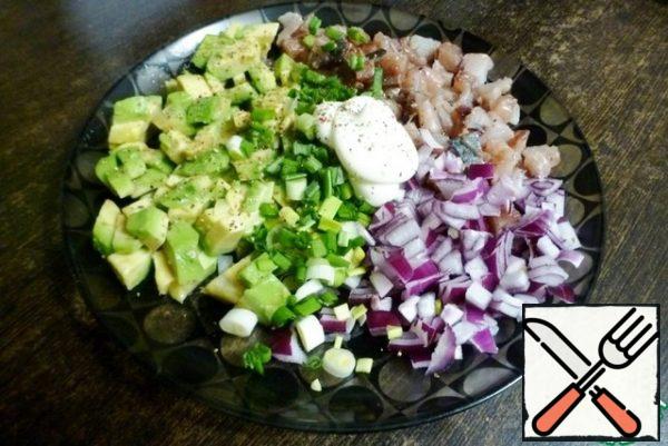 Prepare a delicious filling for pancakes. Lightly salted fat herring cut into fillets and cut into cubes (remove the bones). Cut green onions, avocado and sweet Crimean onions and drizzle with lemon juice. If the onion is bitter, it is better to do only green. Add 1-2 teaspoons of mayonnaise and pepper to taste. You don't need a lot of mayonnaise! Just to combine all the components of the filling.