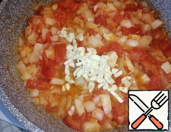 Chop the garlic coarsely and add to the pan with the rest of the ingredients.