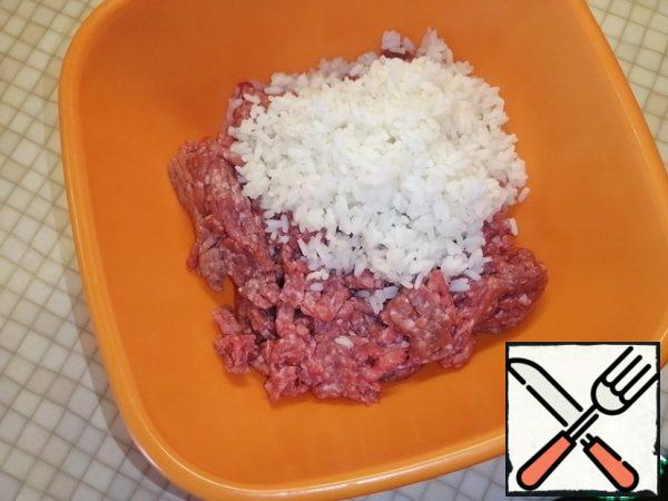 Add rice to the minced meat.