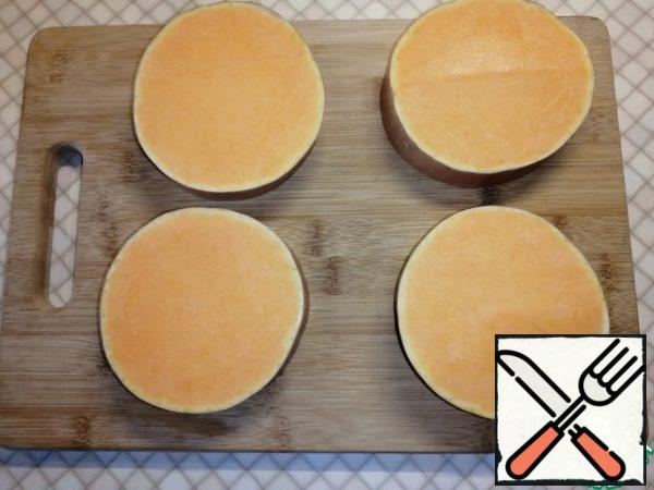Cut the pumpkin into 2-2. 5 cm circles.