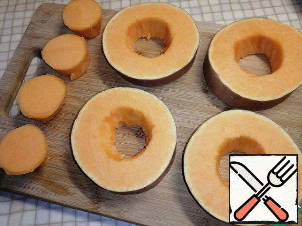 Carefully cut with a knife in the middle of the roundels (usually I put them next to the sauce when baking). You will get pumpkin rings.