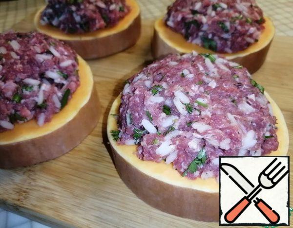 Fill each pumpkin ring with minced meat with a slide.