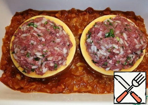 Spread the pumpkin with minced meat on top of the sauce. Cover with foil and place in a preheated 180° oven for 40 minutes.