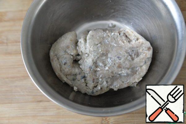 For cooking, we take the fillet of any fish at will, I have Rudd, twist it into minced meat with onions.