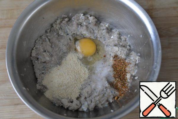 Add the egg, breadcrumbs, seasoning for fish (to your taste), salt. Stir.