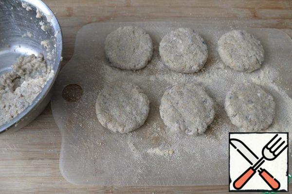 We make cutlets, I prefer a round shape, breaded in breadcrumbs. From this amount, 8 pieces were obtained.