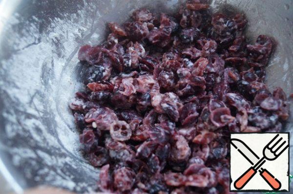 Wash the cranberries, dry them and roll them in flour.