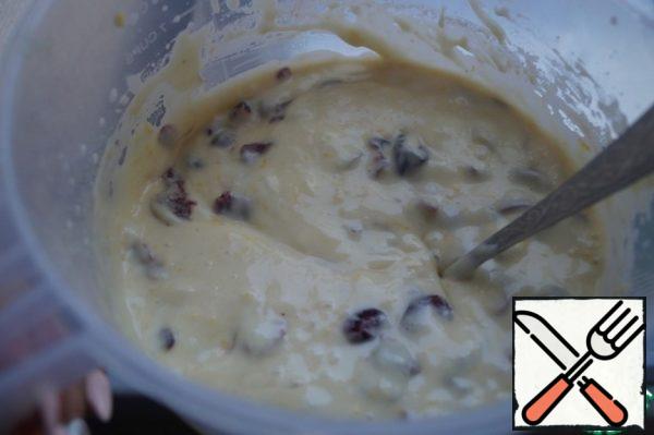 Add vanilla, milk, vegetable oil and all dry ingredients. Knead the dough well. Then add the zest and cranberries. Mix well again.