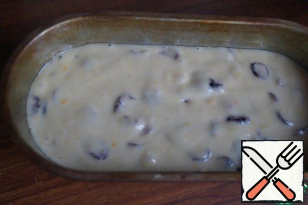 Grease the cake pan and pour the dough into it. Bake in the oven preheated to 170 degrees for an hour, until the skewer is dry.