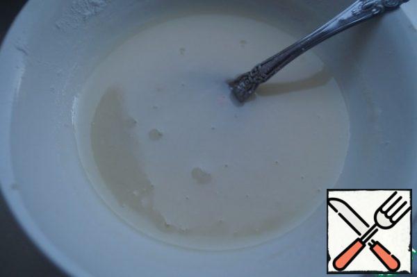 While the cake is in the oven, you need to make the icing. Add powdered sugar to the orange juice and mix until smooth.