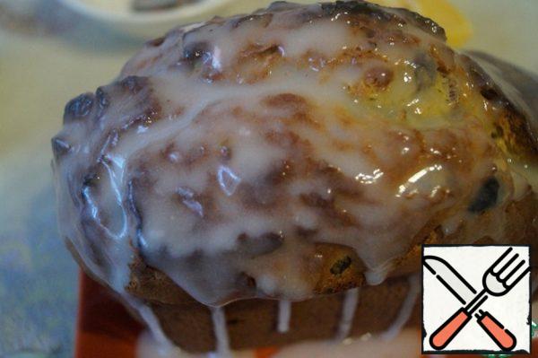 When the cake cools down a little, take it out of the mold and pour the icing over it.