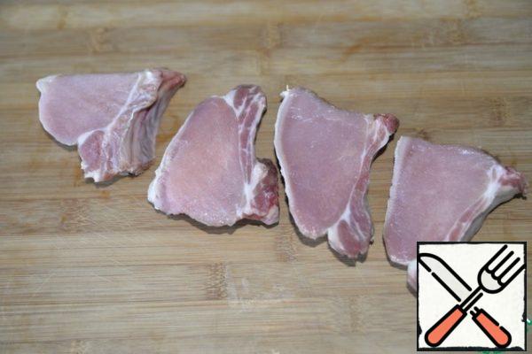 For cooking take the pork chops on the bone. It is ideal to cut a piece of meat not completely, but my "assistant" cut it into separate pieces.