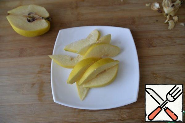 Wash quince, clean from the seeds, cut into segments about 1 cm thick, sprinkle with lemon juice.