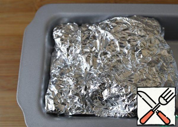 Close the foil. Put in the oven heated to 200 degrees for 40 minutes. 10 minutes before the end of baking, open the foil so that the meat is browned.