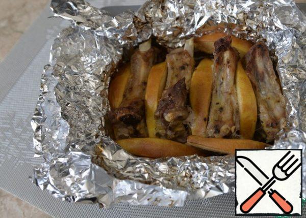 Serve pork with quince hot.