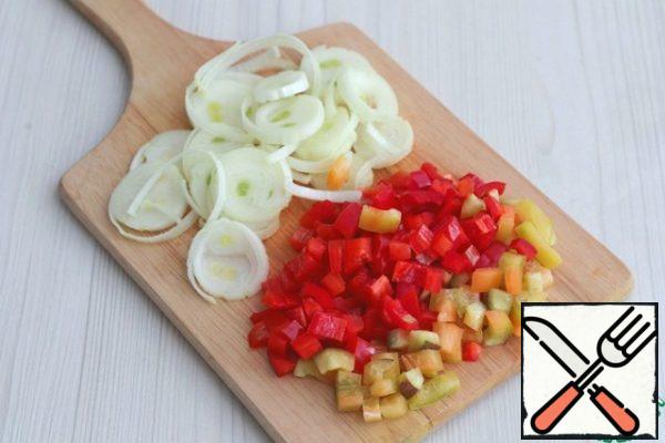 Shallots (2 PCs.) cut into rings, bell peppers (2 PCs.) cut into cubes/straws.
