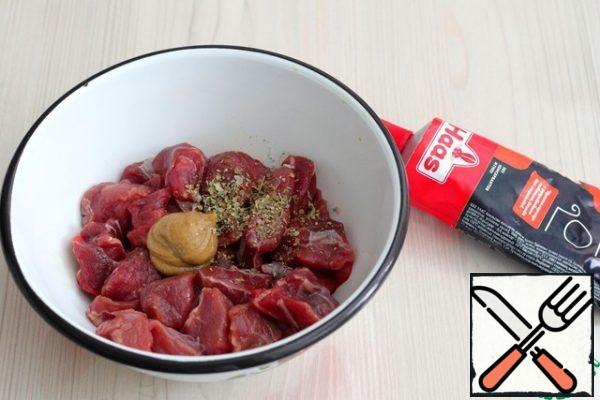 Beef (400 gr.) cut into cubes. In a bowl with meat add mustard, add marjoram 1/2 tsp. Massage the beef pieces, spreading the mustard and marjoram evenly.