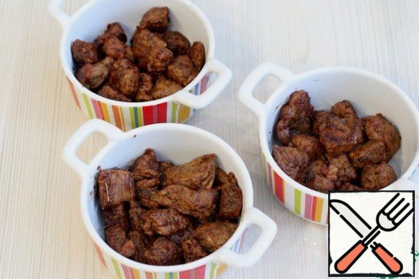 Put the fried beef in a baking dish.