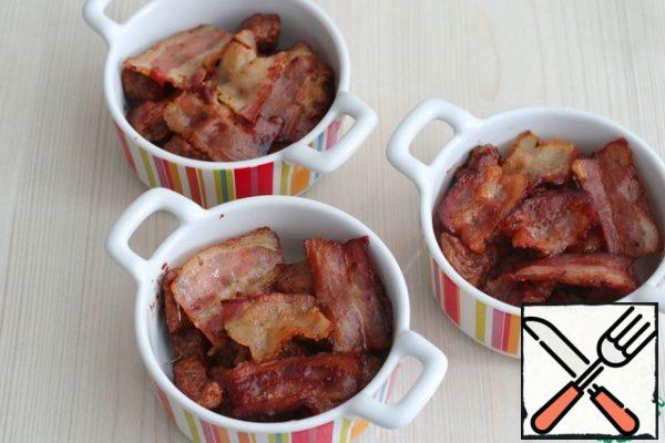 Put the bacon petals on top of the meat.