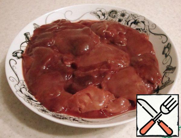 Wash the chicken liver, if there is a gallbladder, then it must be removed.