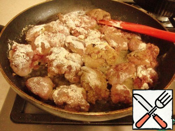 Fry the prepared liver in oil for about 7-8 minutes until tender, turning it over periodically.