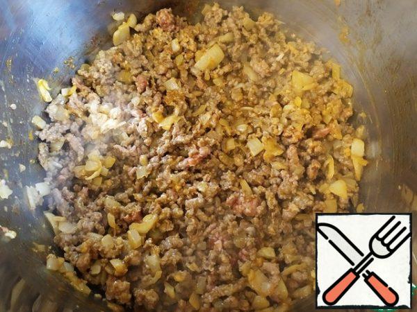 Increase the heat, add the minced meat, and fry until browned.