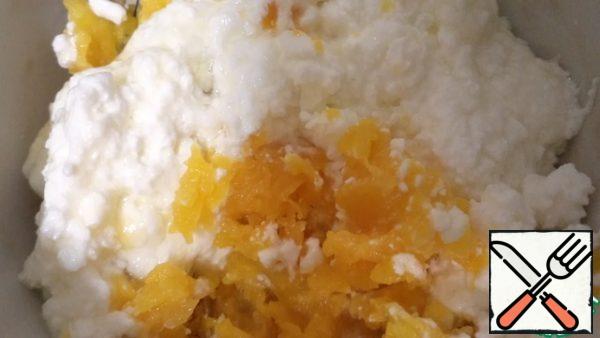 Prepare yeast dough according to Your favorite recipe. Prepare the filling:
In a bowl, mix the cottage cheese, egg, and pumpkin puree.