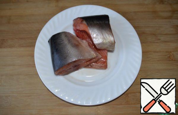 To prepare these cutlets, you can take any fish of the salmon species. I have pink salmon. I did half of the specified rate.