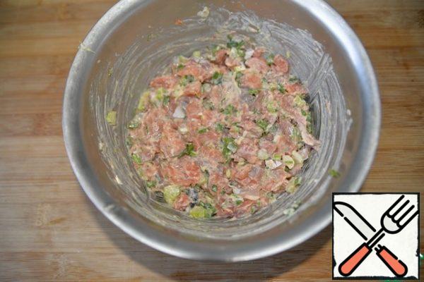 Mix the chopped fish with herbs and mayonnaise with mustard and additives. Mix well and leave to marinate for 30 minutes. You can prepare it in advance and put it in the refrigerator.