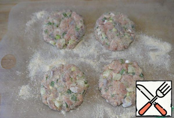 Next, we form cutlets, I have round ones. They keep their shape well and do not fall apart. Breaded in breadcrumbs.