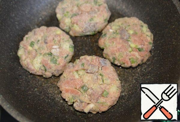 Fry in vegetable oil on both sides until Golden on medium heat.