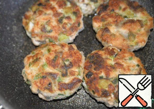 Bring to readiness under the lid on low heat. The total frying time is about 20 minutes.