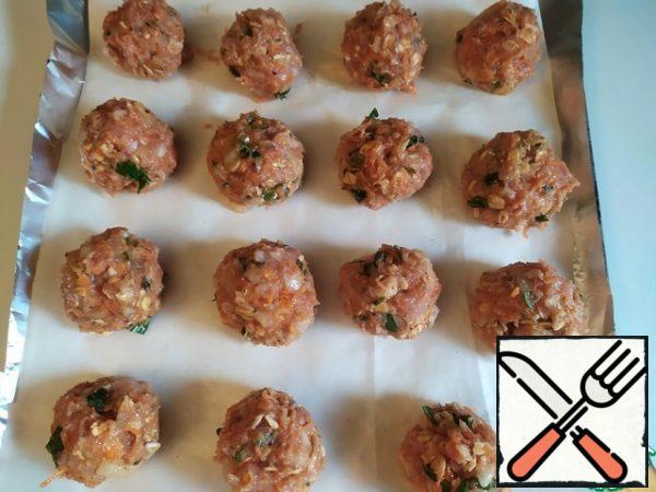 Wetting your hands with water, shape the balls.

If you chose the option with baking, then preheat the oven to 175 degrees. Place the meatballs on a baking sheet lined with parchment. Drizzle each meatball with olive oil. Bake for 25 minutes until Golden brown.

If you chose the option with a roast. Heat the olive oil. Cook for 5 minutes on each side over medium heat, until Golden brown.
