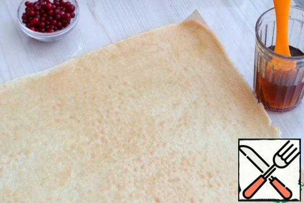 Next, the silicone pad with the sponge cake to cool to room temperature. Grease the sponge cake with ready-made fruit syrup (optional)