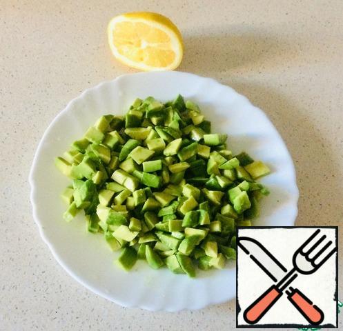 Cut both avocados into the same 1x1 cm cubes. Lightly drizzle with half a lemon to avoid darkening.
