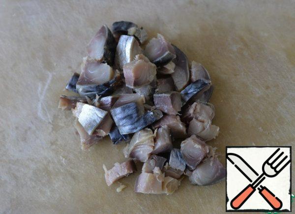 We take mackerel, I have cold smoked, you can also hot, although the taste will be different. Clean the fish, remove the skin and bones, cut into cubes.