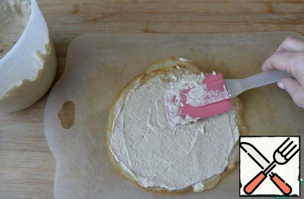 Spread the pancake with mousse. The edges can be strongly smeared, then cut them off anyway.