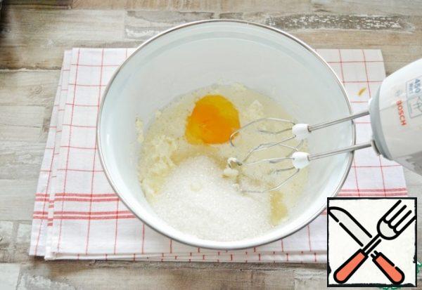 Cream, salt, sugar, egg, vanilla mix with a mixer until smooth.