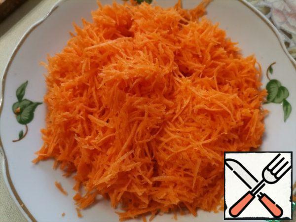 Peel the carrots and grate them on a fine grater.
