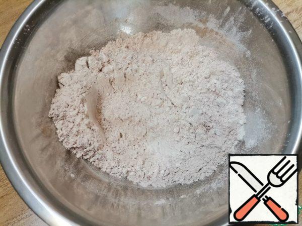 Mix all the dry ingredients: flour, baking soda, baking powder and cinnamon.