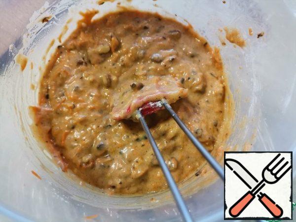 Beat eggs with sugar until white, fluffy mass. Add vegetable oil, carrots and orange zest. Mix well. Then we introduce the dry ingredients in parts and knead the dough is not thick. Add nuts and raisins. Let the dough stand for 15 minutes.
