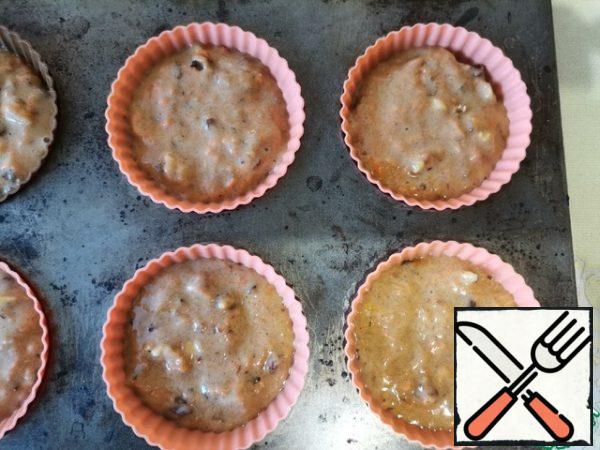 Preheat the oven to 180 degrees. In silicone muffin molds, lay out the dough into 3/4 of the form. Bake for 15-20 minutes until the skewer is dry.